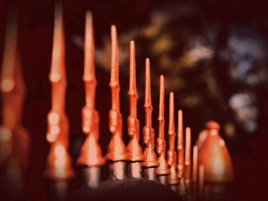 Оранжевые наконечники на ограде обои