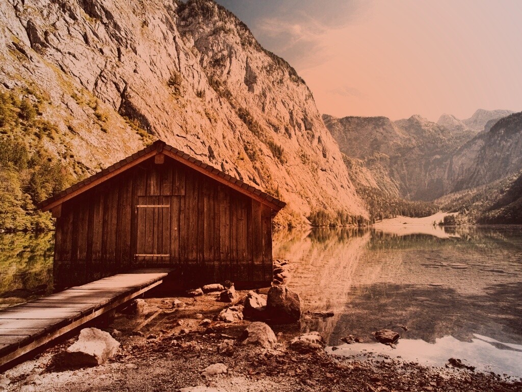 Лодный сарай на горном озере обои