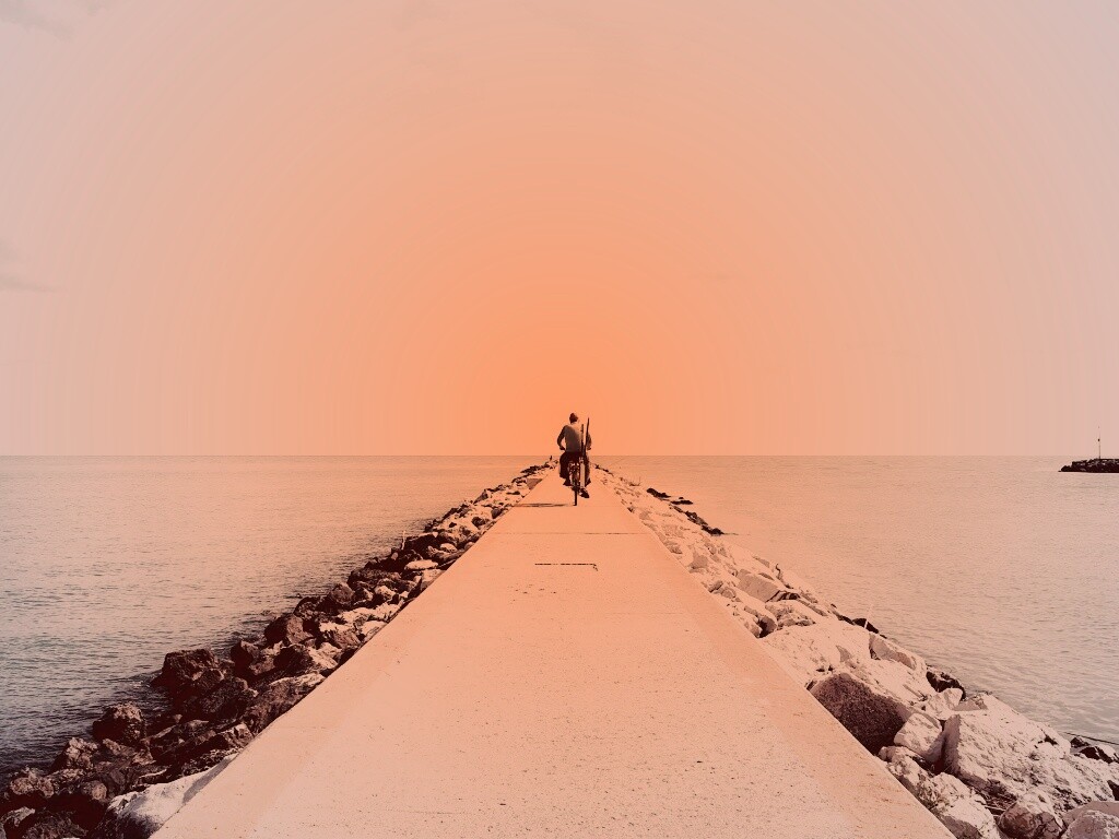 Велосепидист на волнорезе обои