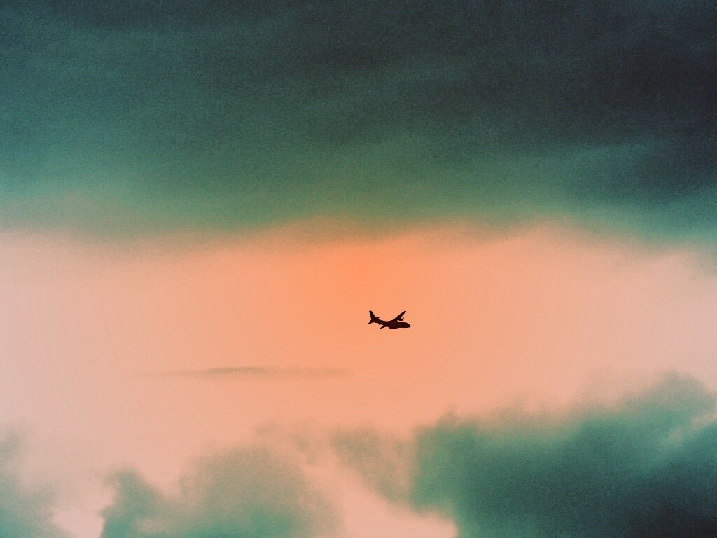 Самолет в небе обои