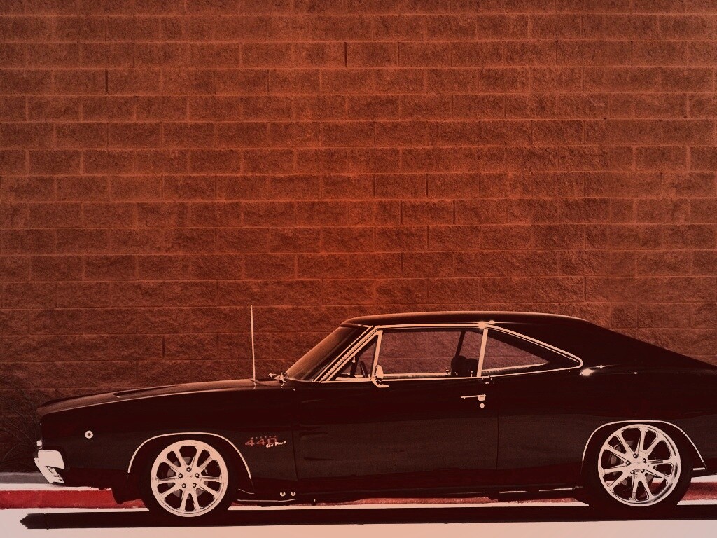 Черный Додж у стены обои