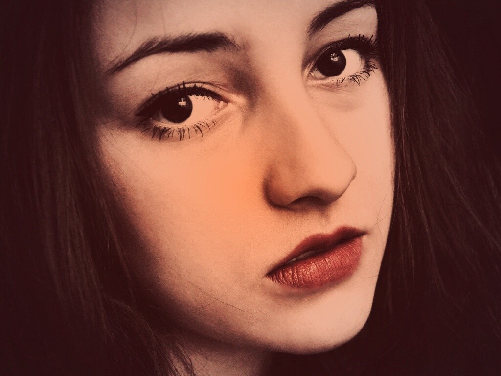 Брюнетка с ярким макияжем и печальным лицом обои