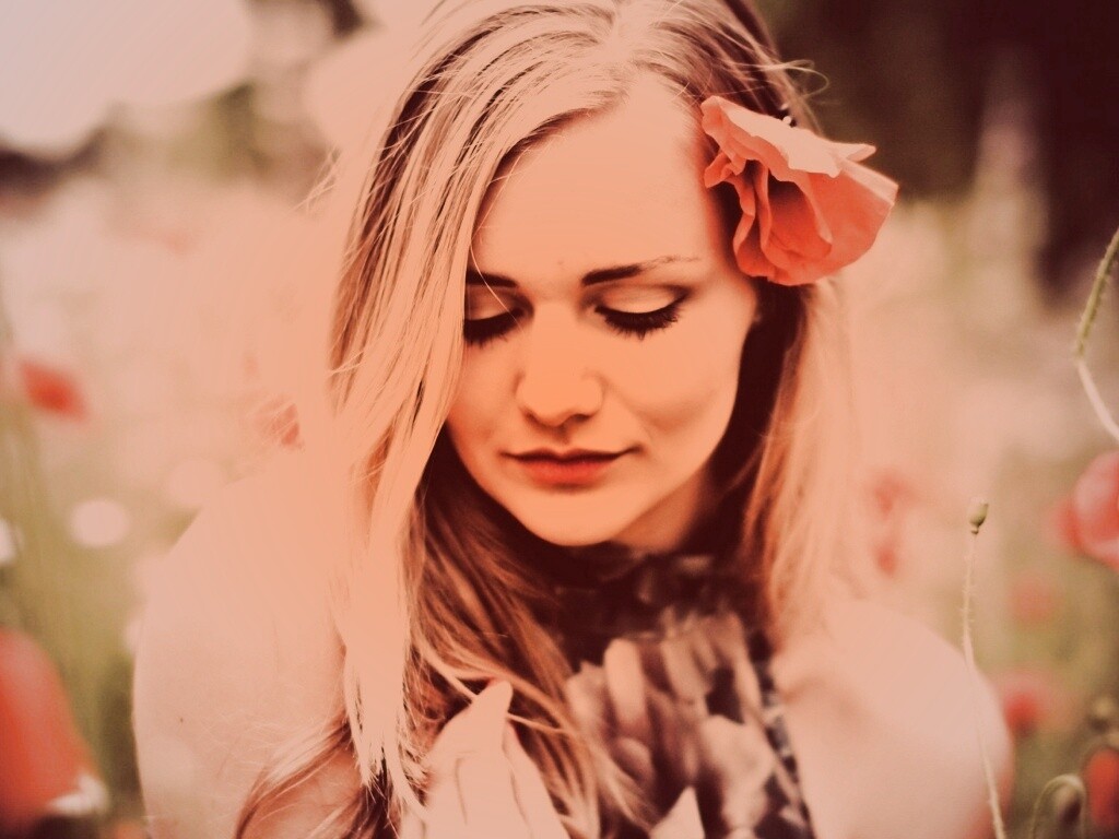 Блондинка в маках обои