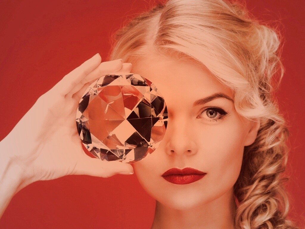 Девушка с бриллиантом обои