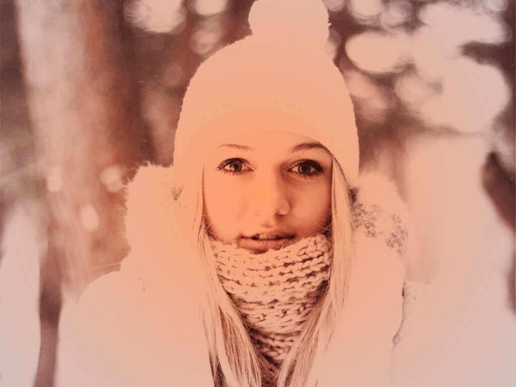 Девушка в белом в снежном лесу обои