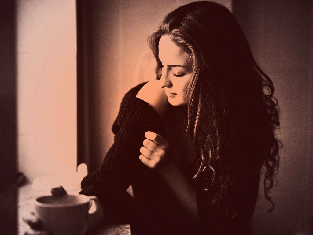 Обнаженное плечо и чашка кофе обои