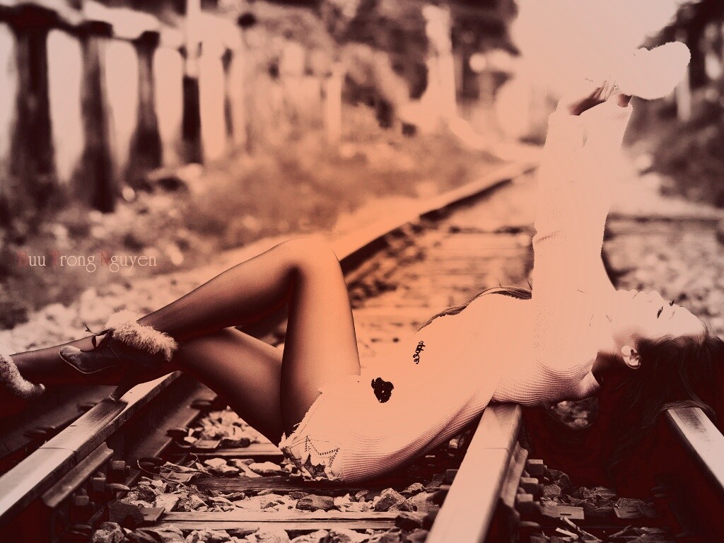 Модель на железнодорожных путях обои