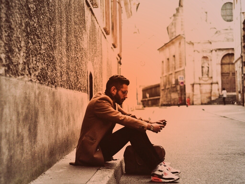 Хипстер с телефоном обои