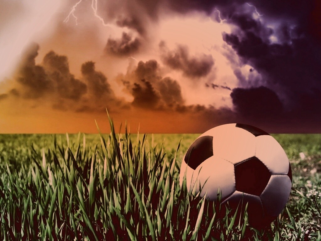 Футбольный мяч на газоне обои