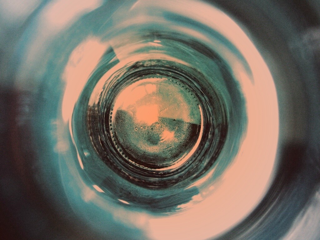 Дно стеклянной бутылки обои