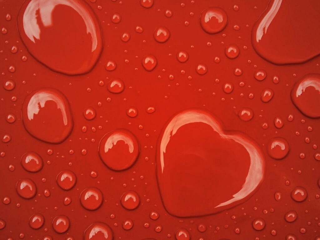 Капли на красном фоне обои