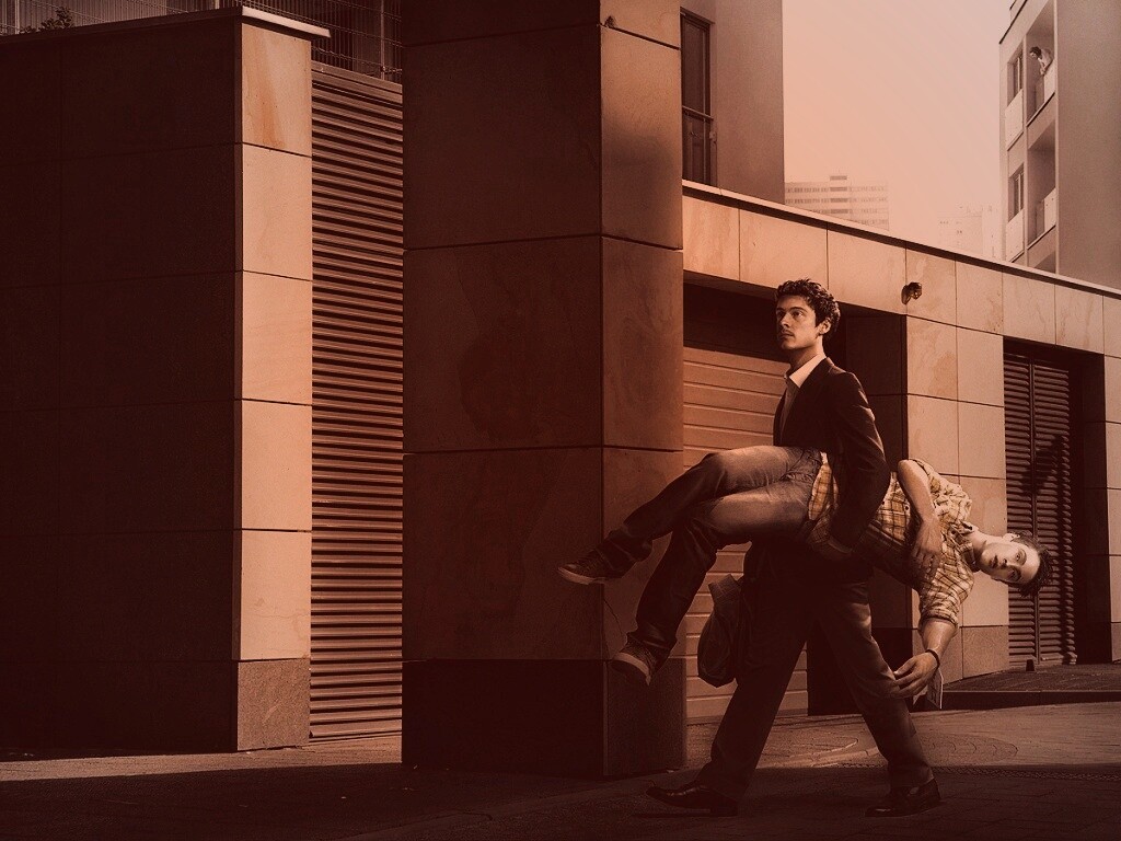 Мужчина с куклой обои