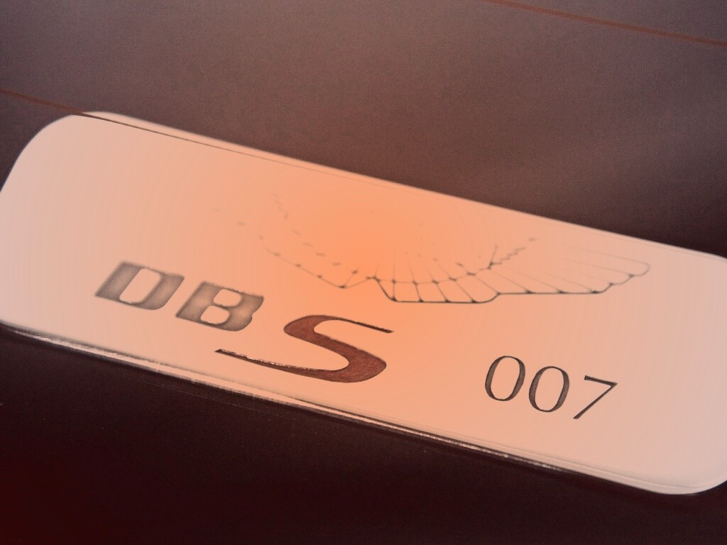 Астон Мартин Джеймса Бонда, табличка обои
