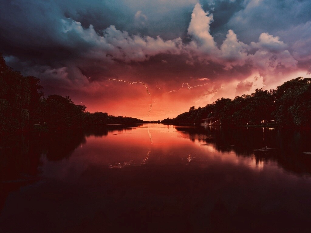 Молнии на фоне заката, стандартные обои mac обои