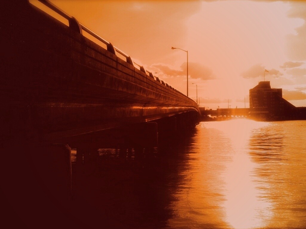 Залитый солнцем мост обои