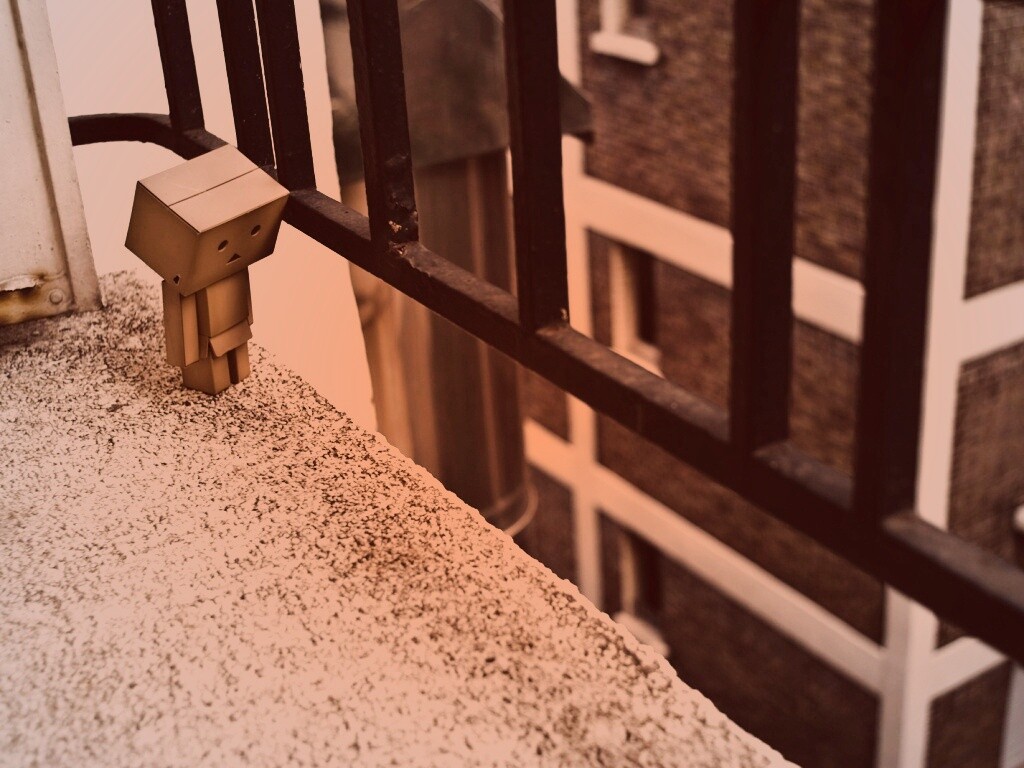 Грустный картонный человечек обои