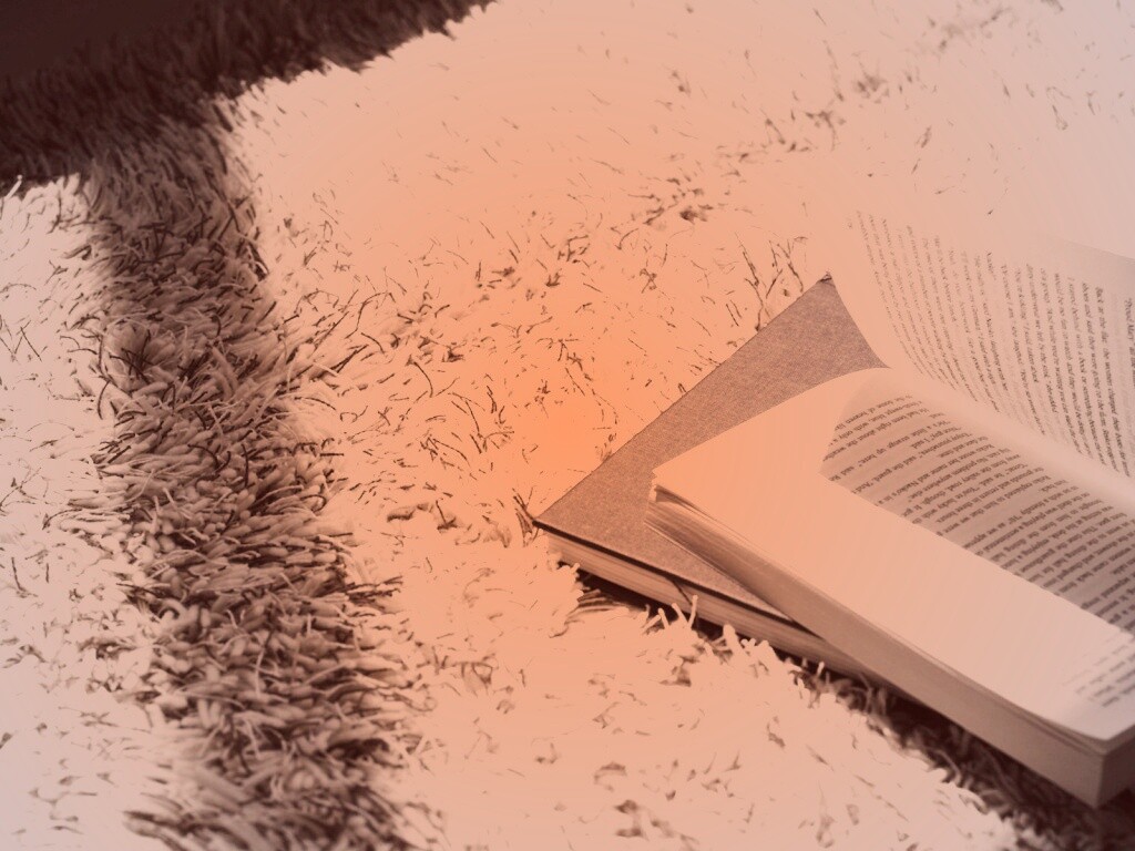 Книга на полу обои