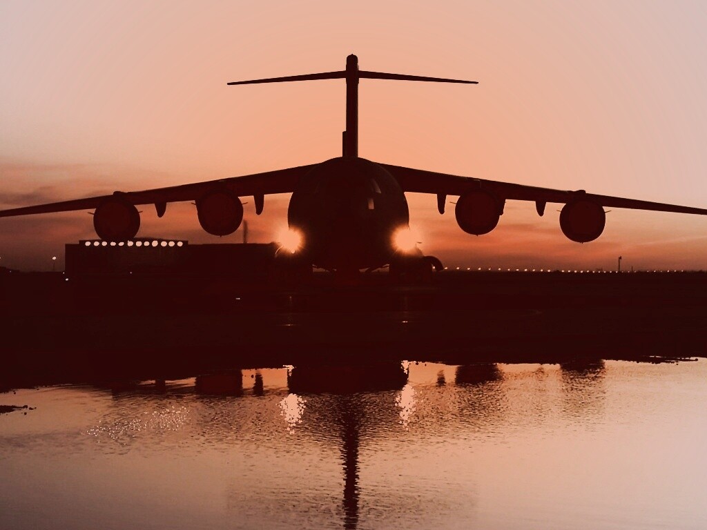 Самолет на взлетной полосе обои