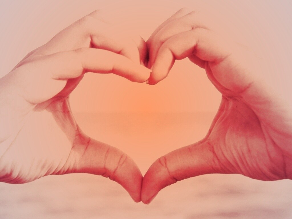 Руки сложенные сердечком обои