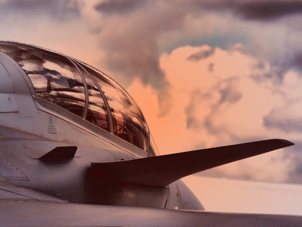 С крыла истребителя обои