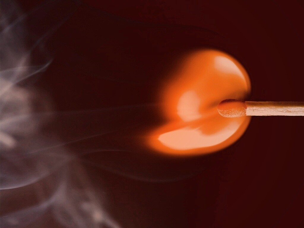 Горящая спичка обои