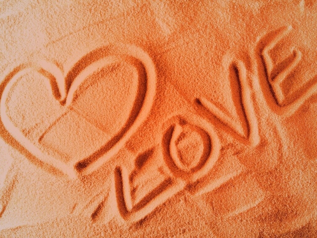 Любовь на песке обои