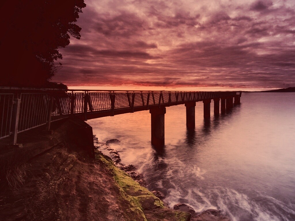 Уходящий в даль причал обои