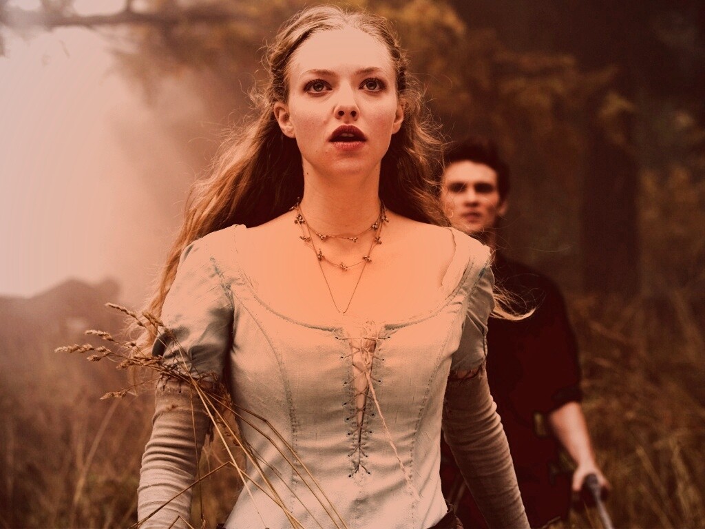 Аманда Сейфрид в Красной Шапочке обои