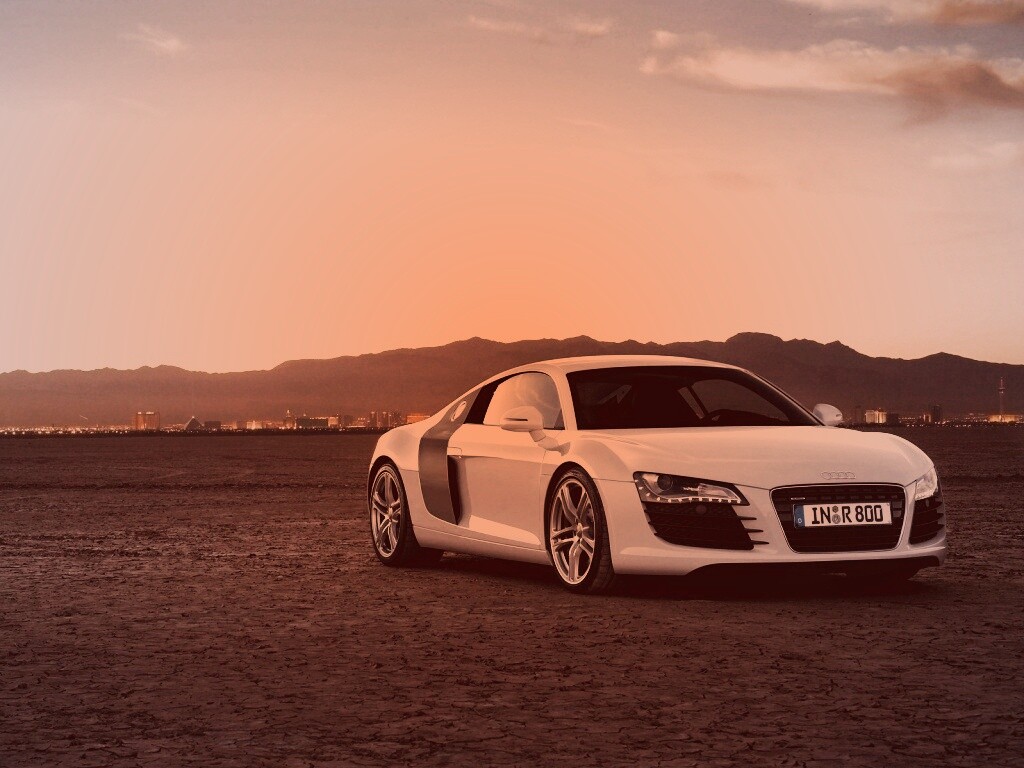 Белоснежная Ауди Р8 в пустыне обои