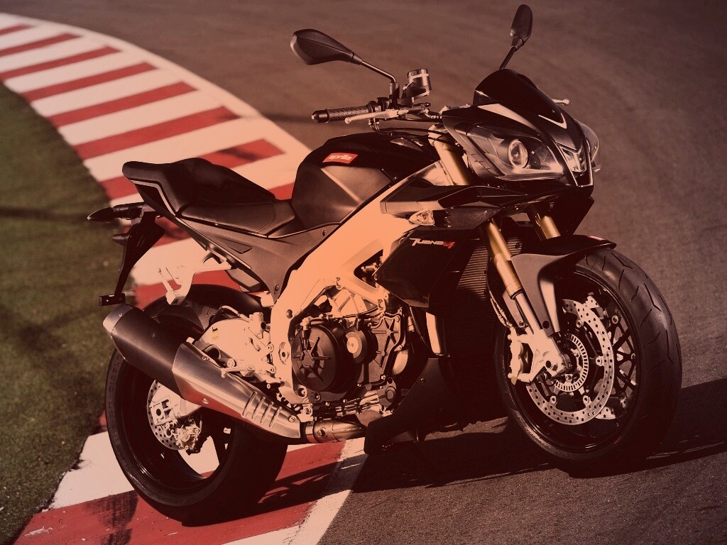 Спортивный мотоцикл Априлия на треке  обои