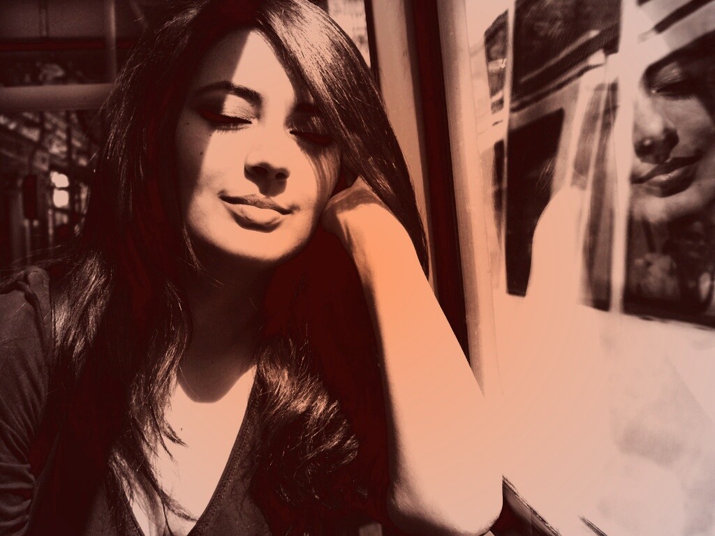 Девушка с закрытыми глазами в электричке обои