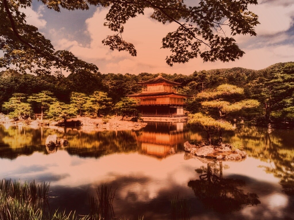Японский домик на берегу озера обои
