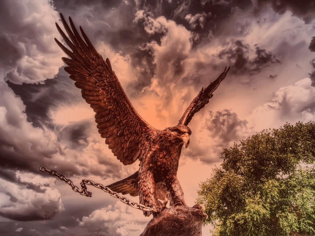 Скульптура орла с цепью в когтях обои
