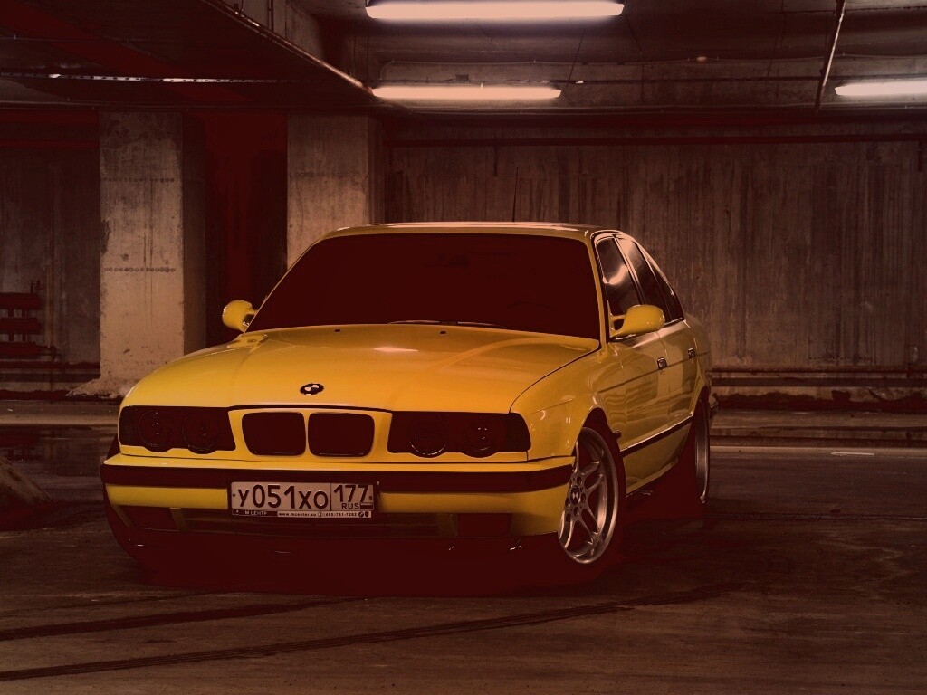 BMW M5 на стоянке обои