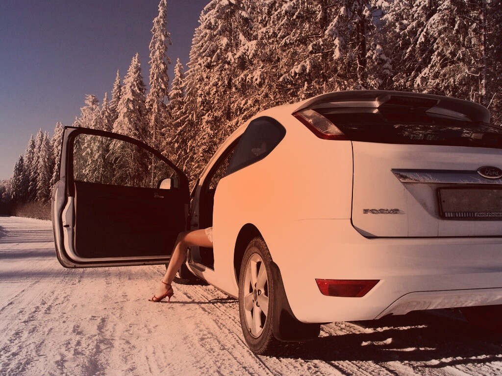 Девушка выходит из Ford Focus обои