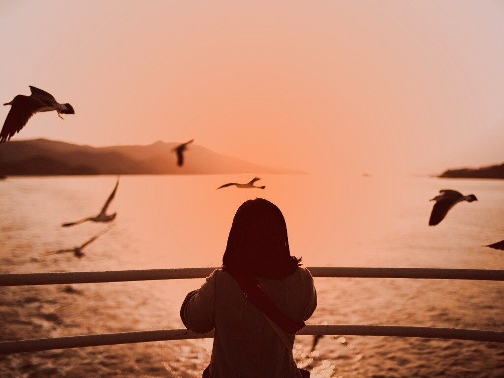 Девочка глядит на озеро обои