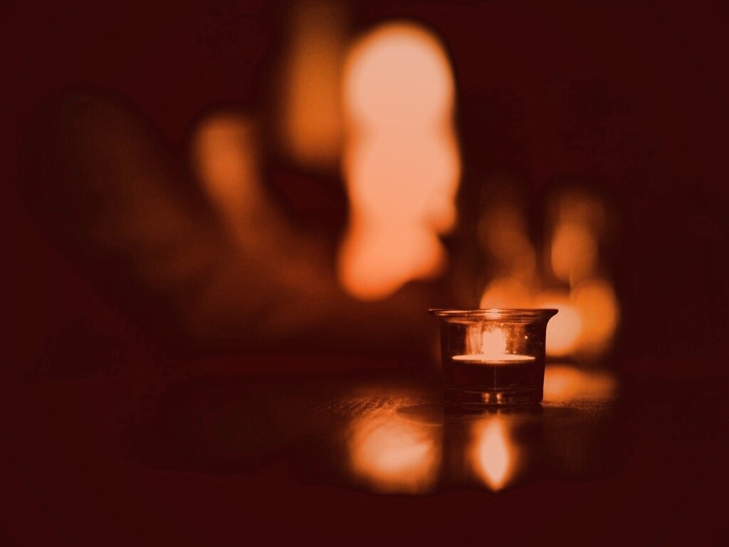 Свеча во тьме обои