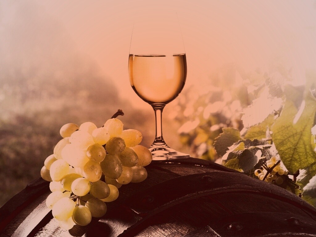 Винная бочка и бокал с белым вином обои