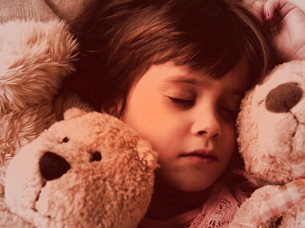 Девочка спит с мишками в обнимку обои