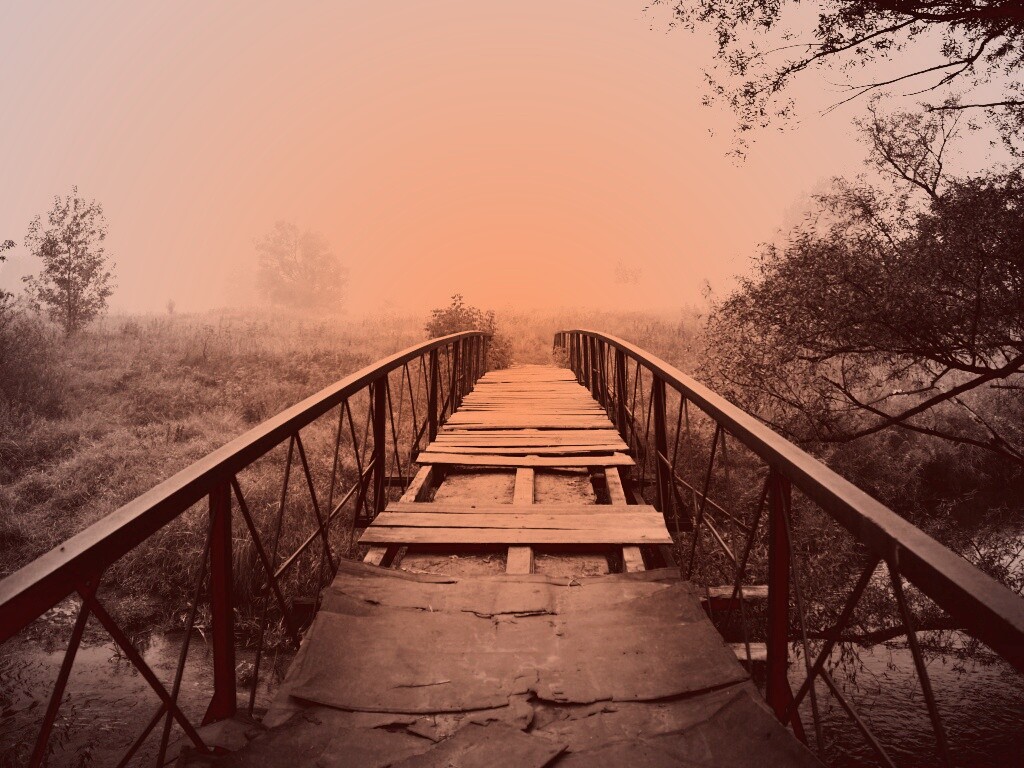 Старый мост на черно-белом фото обои