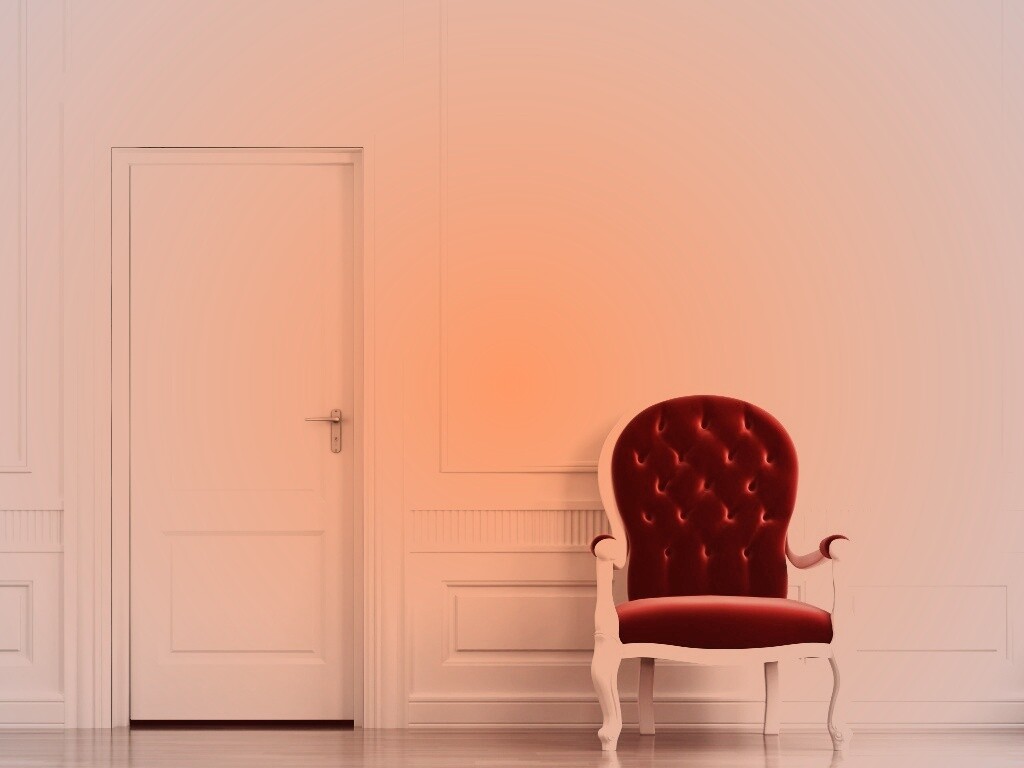 красное кресло в белой комнате обои