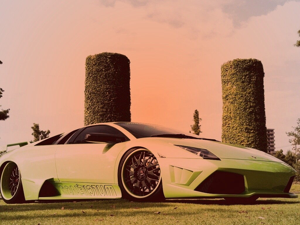 Зелёный Ламборджини на траве обои