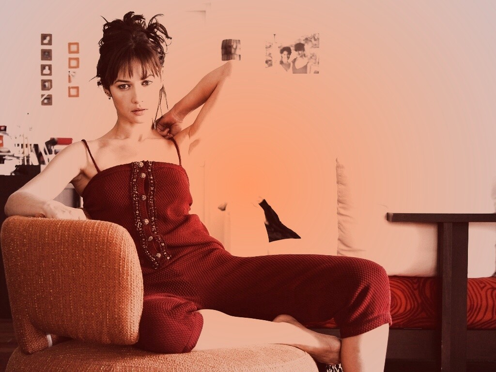 Ольга Куриленко на кресле обои