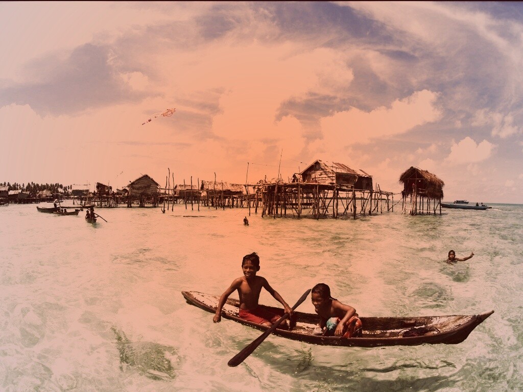 Дети в лодке у поселения туземцев обои