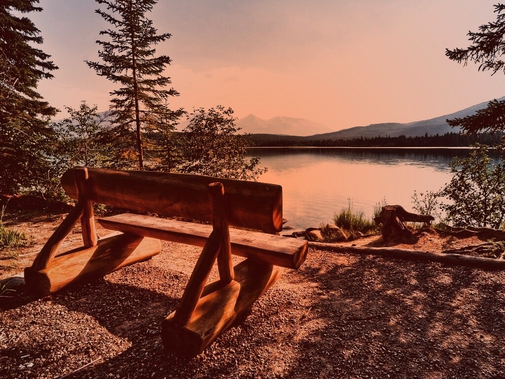 Деревянная скамья на берегу озера обои