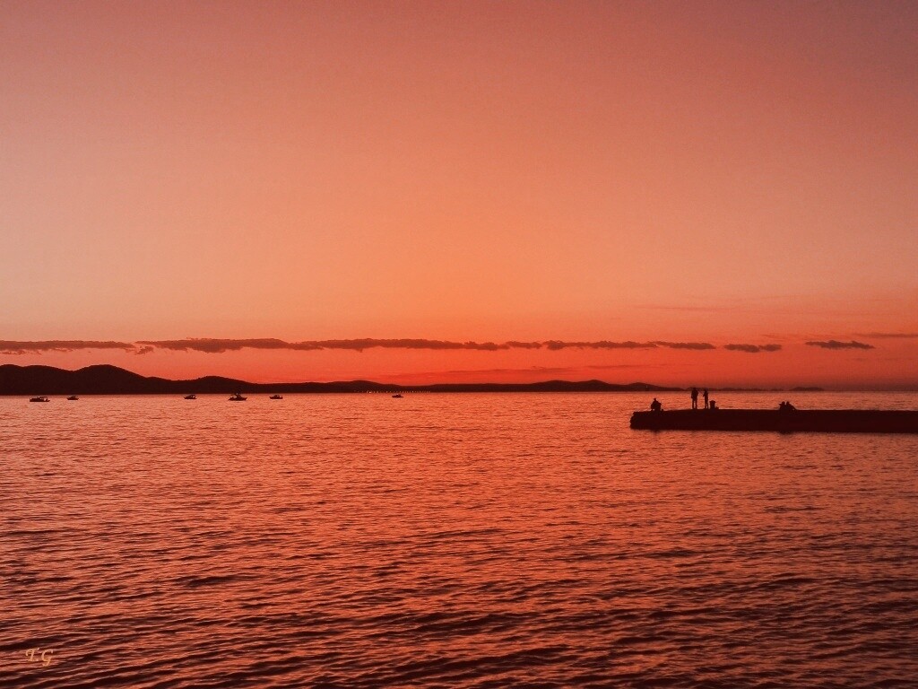 Одинокая пристань на озере обои