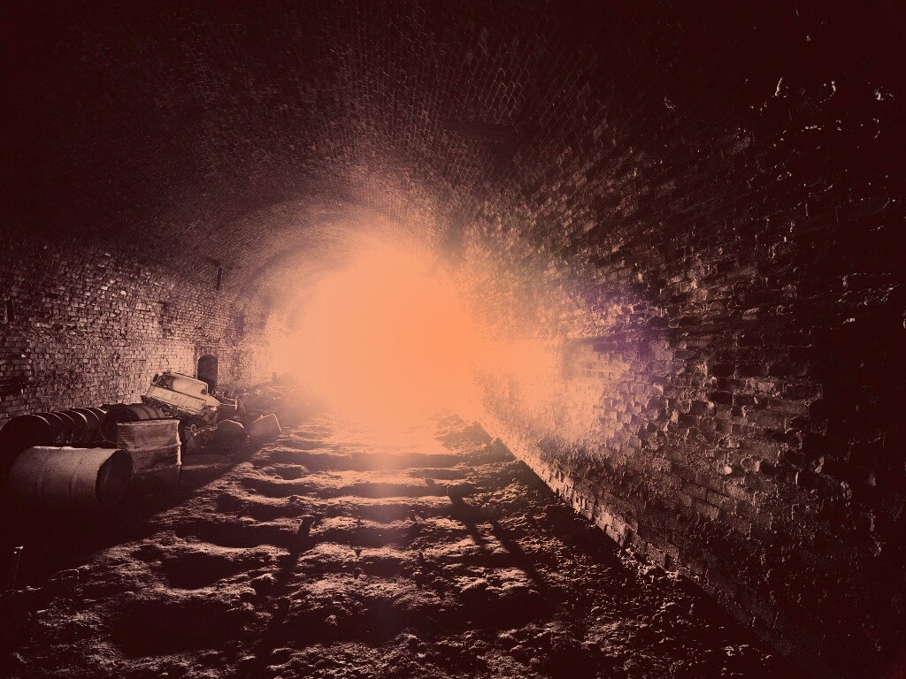 Захламленный тоннель обои