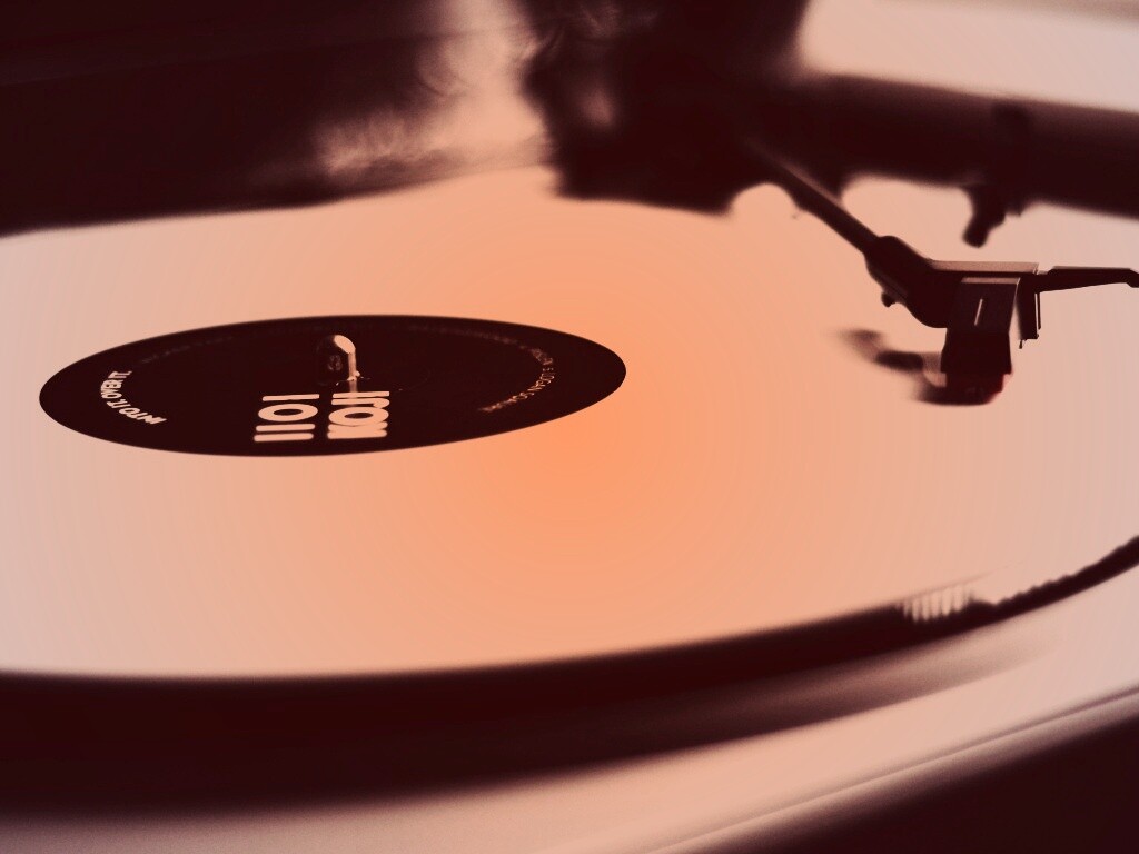 Пластинка на пульте диджея обои