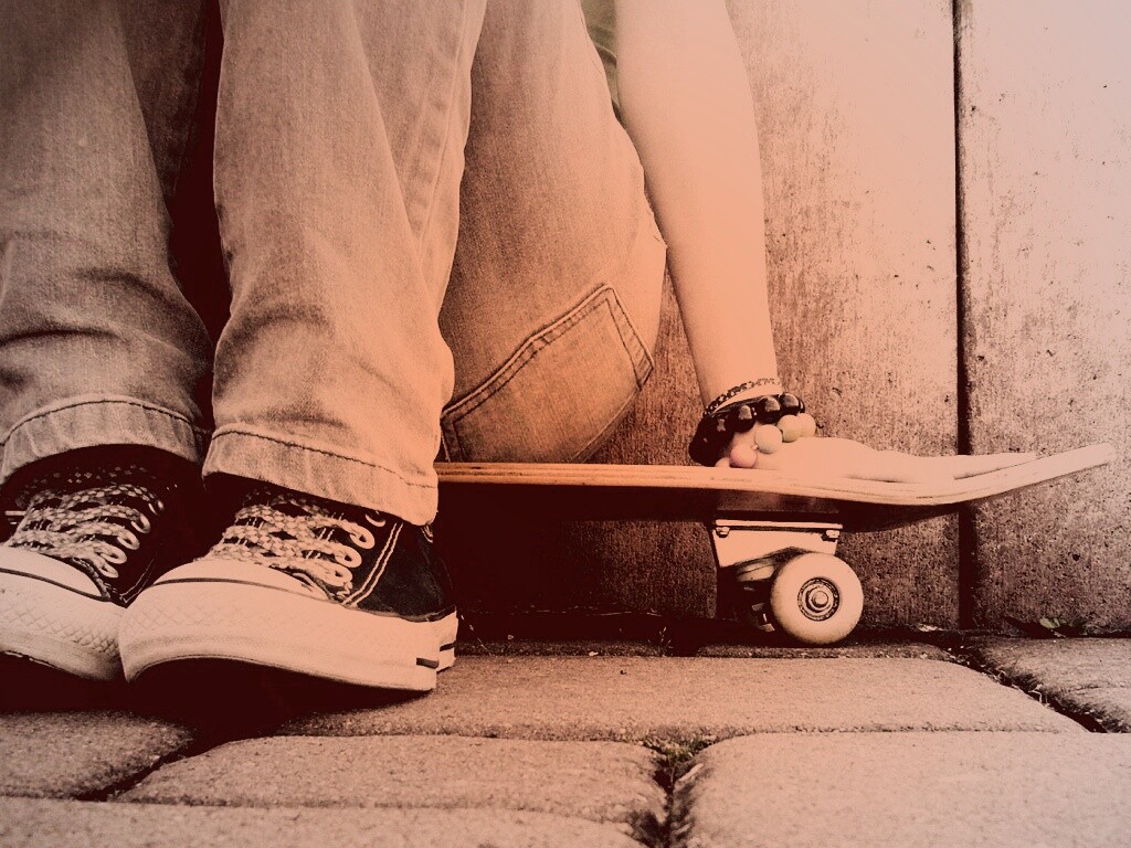 Девушка сидящая на скейте обои