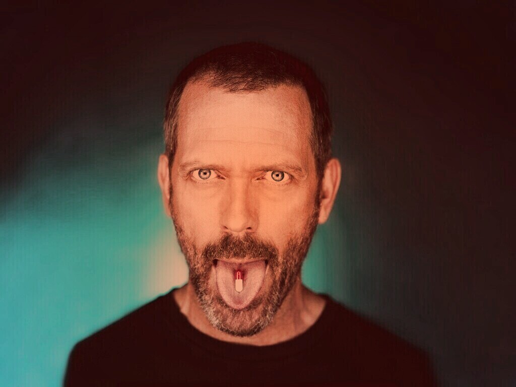 Доктор Хаус с таблеткой на языке обои